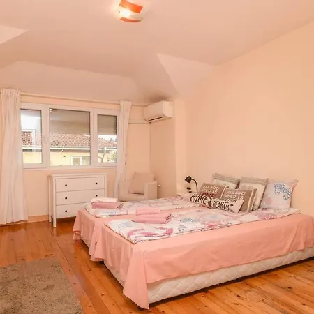 Apartment Spacious And Cozy 3 Bedroom Apartment In Downtown Sofia *