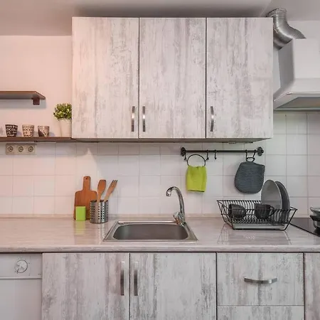 Spacious And Cozy 3 Bedroom Apartment In Downtown Sofia *