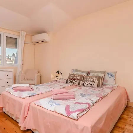 Spacious And Cozy 3 Bedroom Apartment In Downtown Sofia Sofia