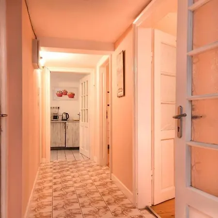 Spacious And Cozy 3 Bedroom Apartment In Downtown Sofia